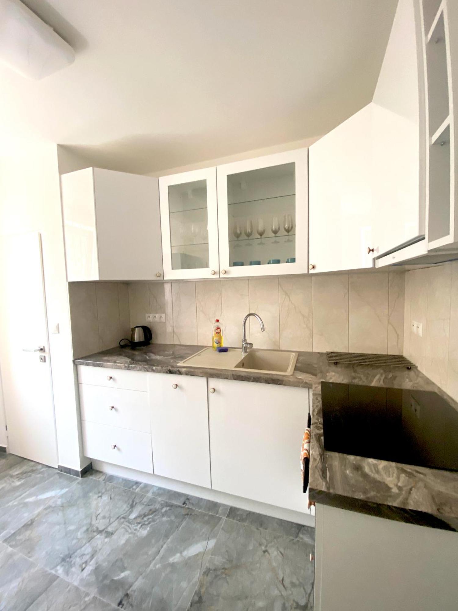 New Colorful Apartment With Big Balcony Bratislava Luaran gambar