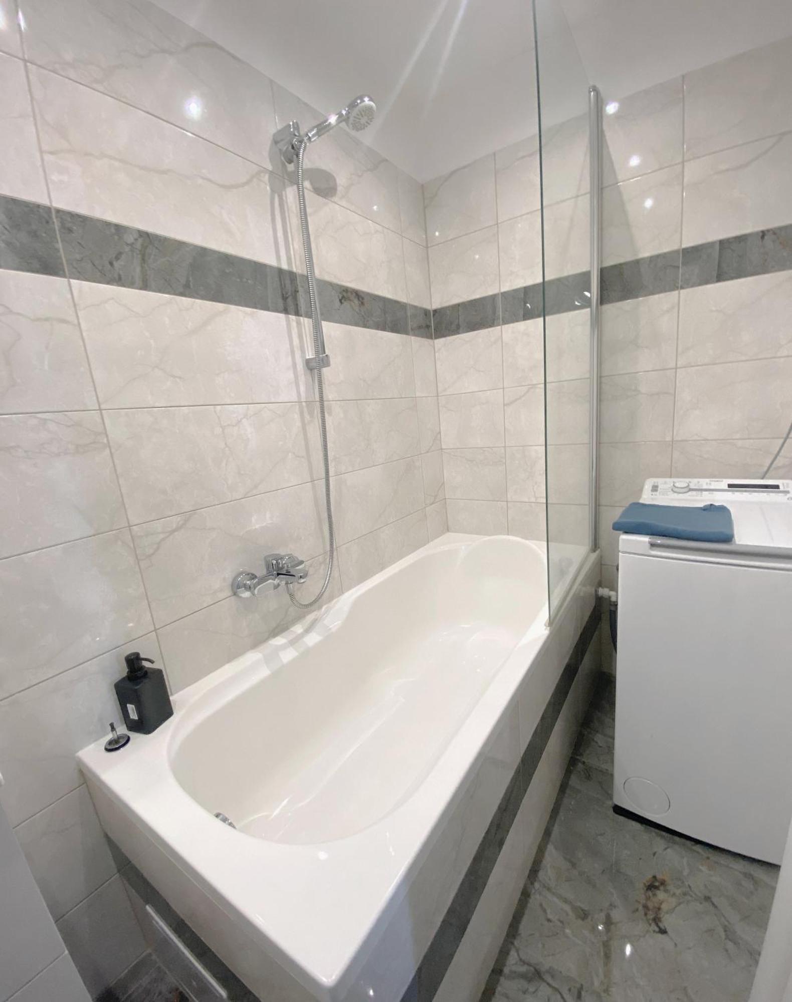 New Colorful Apartment With Big Balcony Bratislava Luaran gambar