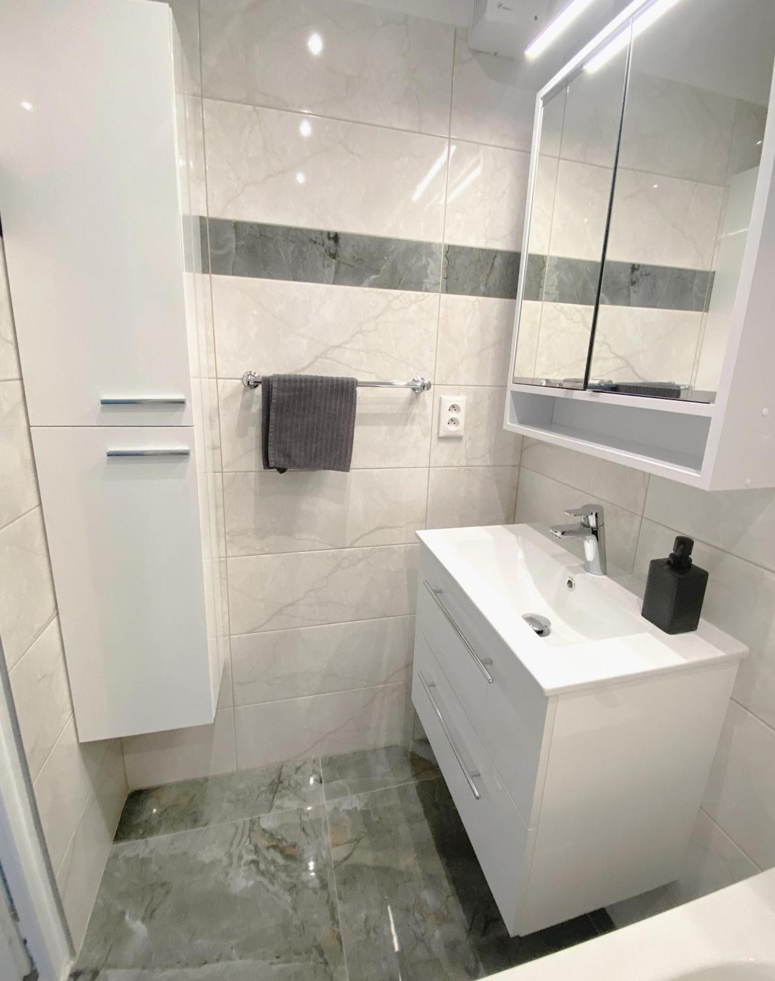 New Colorful Apartment With Big Balcony Bratislava Luaran gambar
